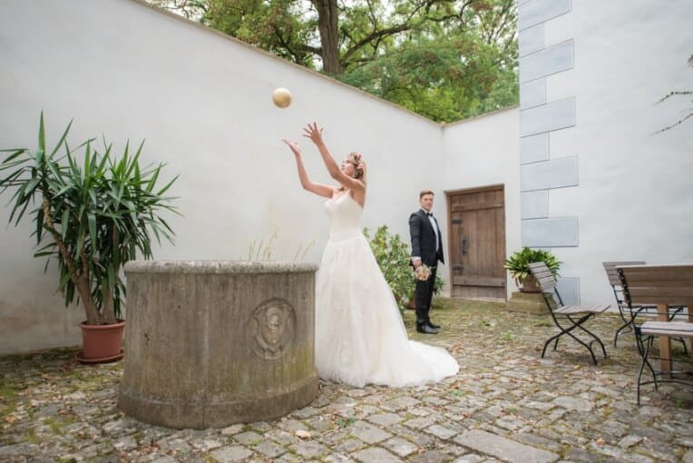 Hochzeitsinspiration: Märchenhochzeit im Schloss (Styled Shooting, Schoss Hofstetten), Paarshooting "Froschkönig" | marygoesround.de
