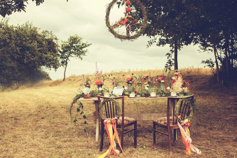 Hochzeitsinspiration: Boho Festival, Tischdeko mit Blütenkranz "Peace" | marygoesround.de