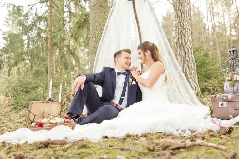 Hochzeitsinspiration "Die Jagd ist vorbei!", Brautpaarshooting im Wald, Zelt aus Spitze, boho | marygoesround.de