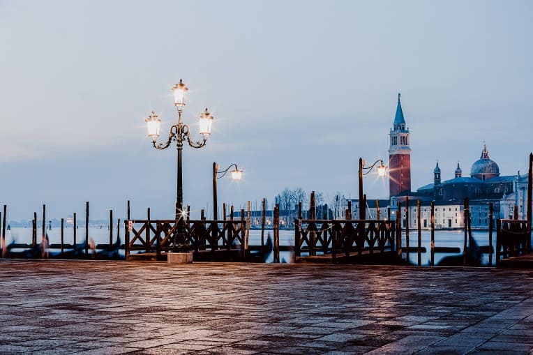 Hochzeitsinspiration "Amore Mio" - Venedig, Blick vom Markusplatz bei Nacht | marygoesround.de